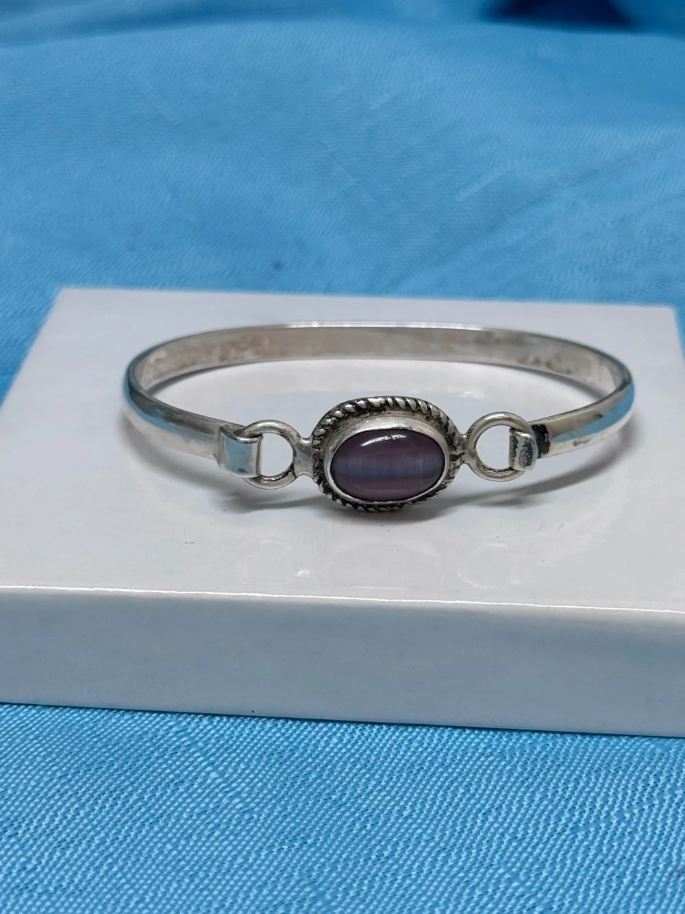 Vintage .925 bangle bracelet. Central bezel-set oval pink/purple Cats Eye Gem